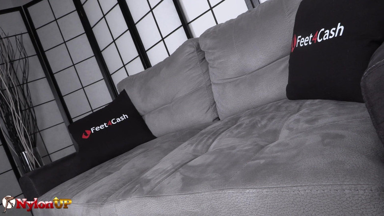 FootFetish Girls With Sex Toys and Nylons: 勃起警報:豊満なドミナトリックスからの足からのからかい