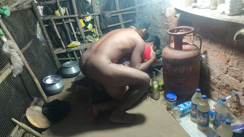 Raju Raju: Nahá nevlastní sestra a šukání ve vesnické kuchyni