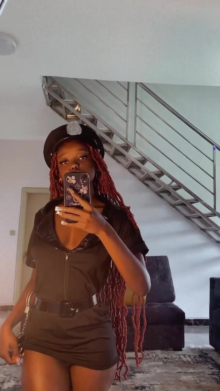 SEXXY-DAISY: Flic coquine