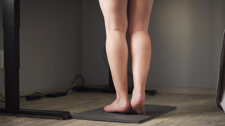 Teasecombo 4K: スタンディングデスクで10代の子牛を見る