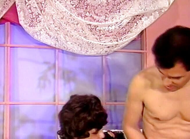 The Vintage Era: Brünettes schätzchen mit kleinen titten reitet den schwanz ihres liebhabers