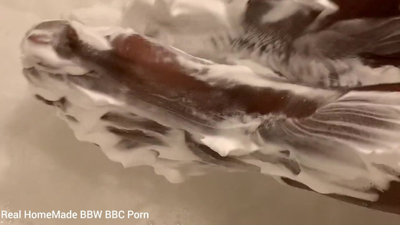 Super sexy ebony cuties: 욕조에서 내 발을 씻는 문지르기