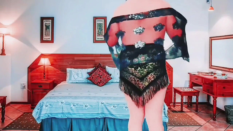 Kitty_Cross: Güzel transeksüel çimenlere otururken dizlerine sarılıyor