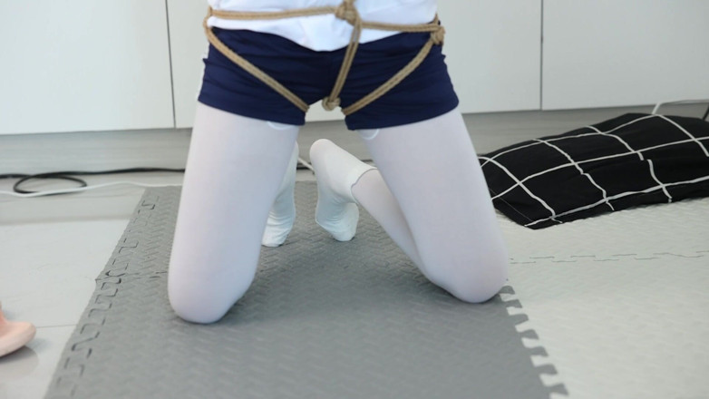 Asian bondage: Girlfriend Restrains and Punishes the Game: Keep Squatting, and if...