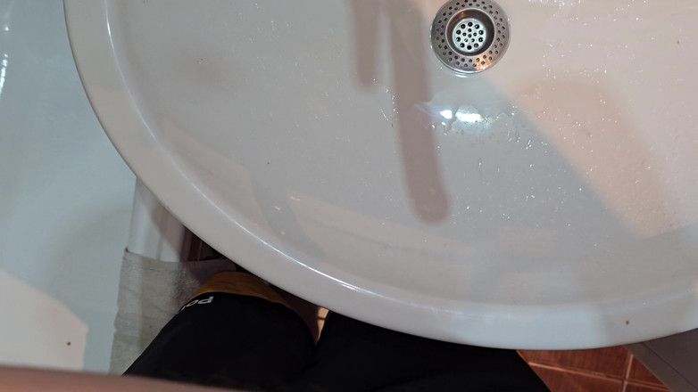 Alpha pee king: Sikanie Do Zlewu W Łazience