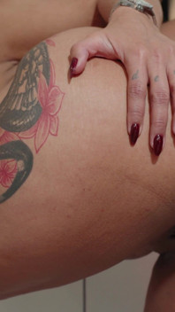 Grote kont MILF neukt haar stiefzoon in haar keuken thuis