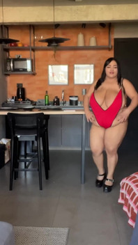 Prsatá BBW Nayara Ledu Modelky plavky a polyká sperma