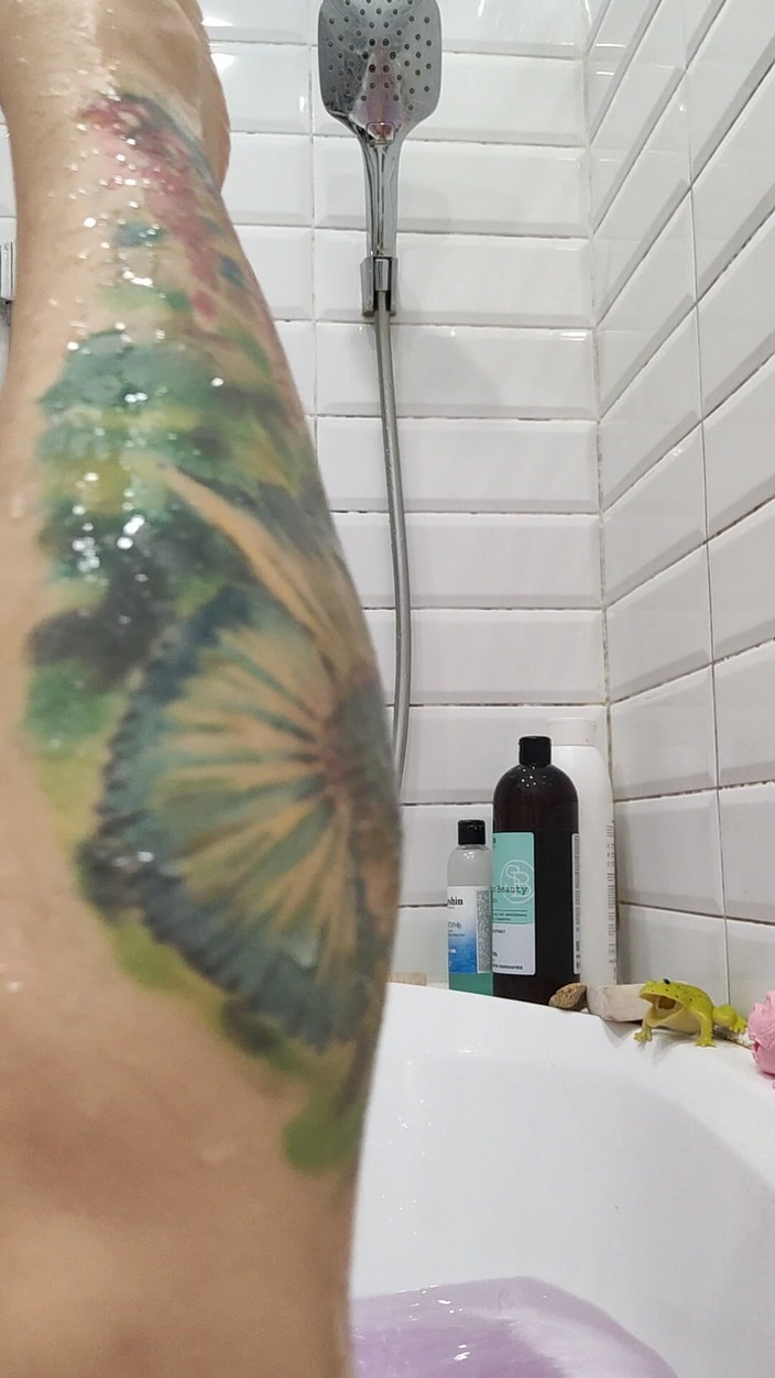 Miodelka: バスルームで私の毛むくじゃらの体を探る