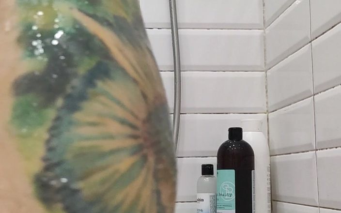 Miodelka: Explore mon corps poilu dans la salle de bain