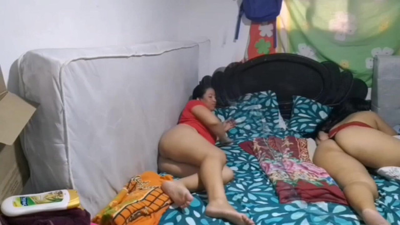 Sexysweet0455: Kåta styvmamma onanerar och tittar på min stora röv och...