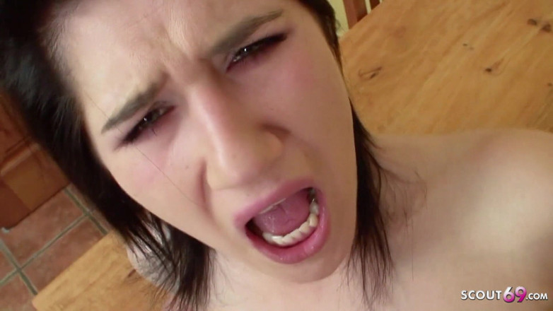 Full porn collection: POV-tinder-date mit großem schwanz fickt dünnes teenie am esstisch