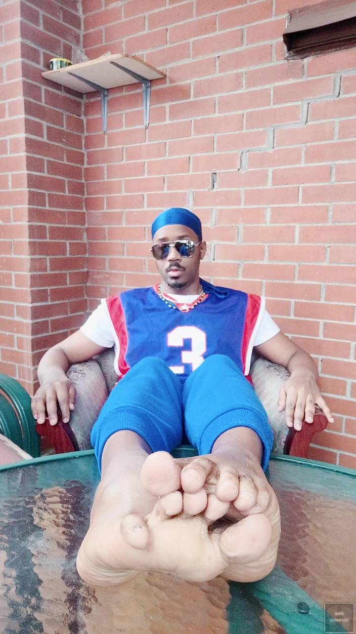 Soft Soleman: Vrtím a scrunchuji své mužské nohy (2025)