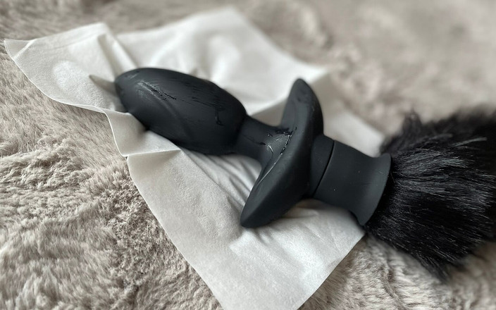 ushirosugatanomiki: Otomatik kuyruk sallanan tıkaç vibratör takılı ve yalnız bırakıldı