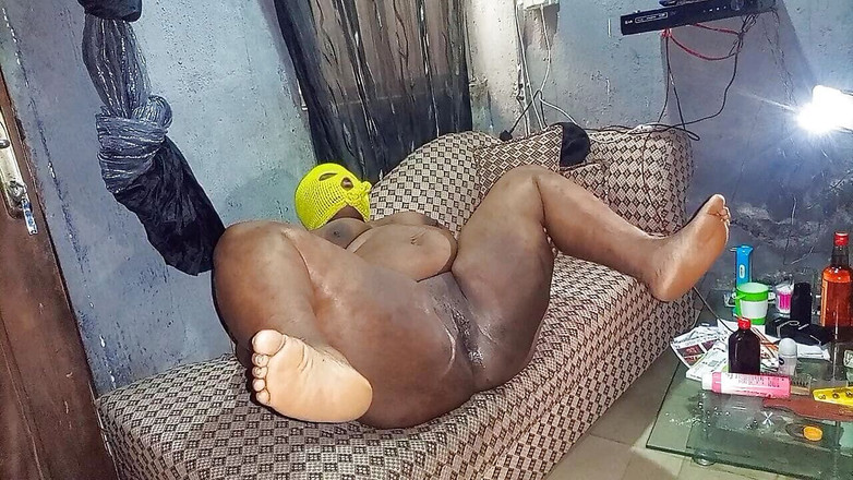 Nasty queen: Velké černé péro mi obrátilo vzhůru nohama na gauči