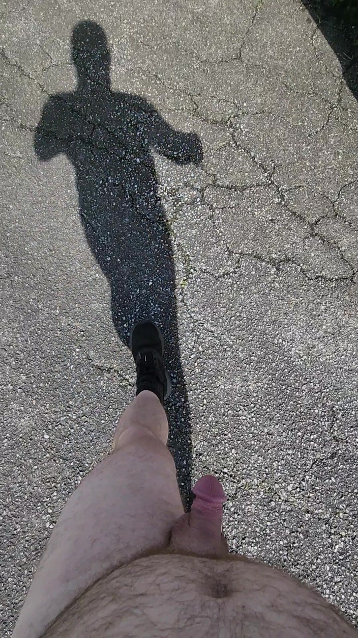 Djk31314: Passeggiare fuori con solo calze e scarpe