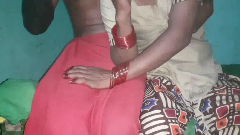 Bhabhi: Hintli evli kadın dondurma yedikten sonra video chudai tam video...