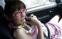 Pure Japanese adult video ( JAV): Japońska nastolatka bawi się zabawkami w samochodzie i tryska na...