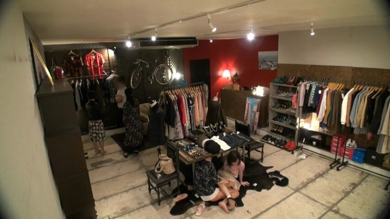 CherryBONBON: Trop de regards secrets devant la vendeuse séduisante d’un magasin...