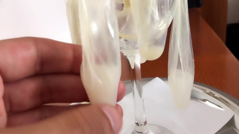 Idmir Sugary: Спермоприемник пьет много порций использованных презервативов - нектар спермы - стакан спермы