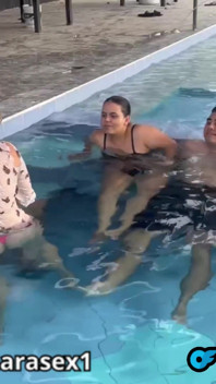 Sesso in piscina di fronte ai nostri genitori