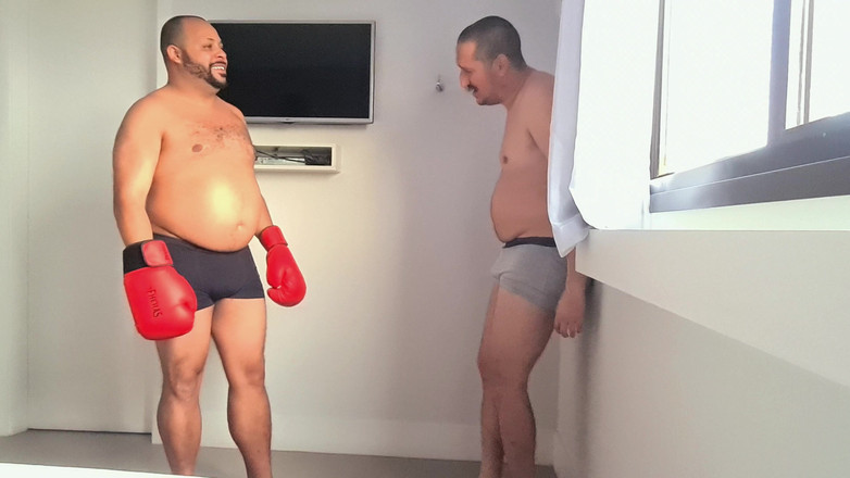 Punchbagplz: Bearzinho Black - boksende Gutpunch overheersing