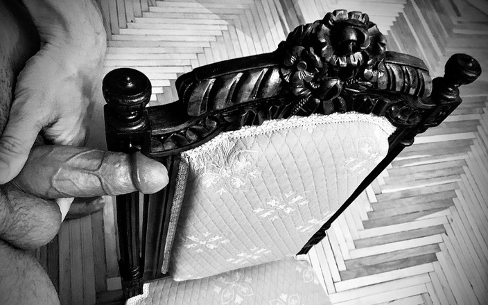 Stanislav_desired: Ragazzo si masturba su una sedia vintage e alla fine...