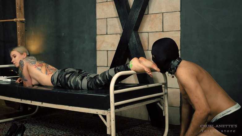 Cruel Anettes fetish world: Olízni plivat od chodidel