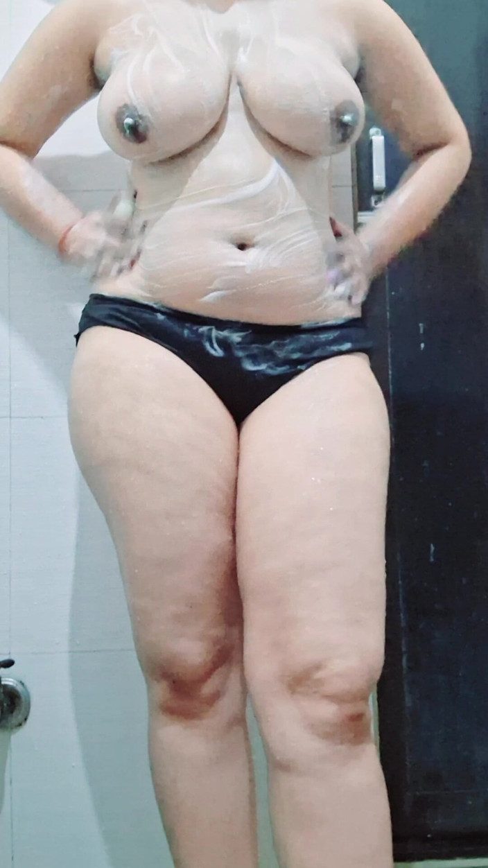 Riyathakur: Une fille desi sexy se fait doigter dans une sodomie...