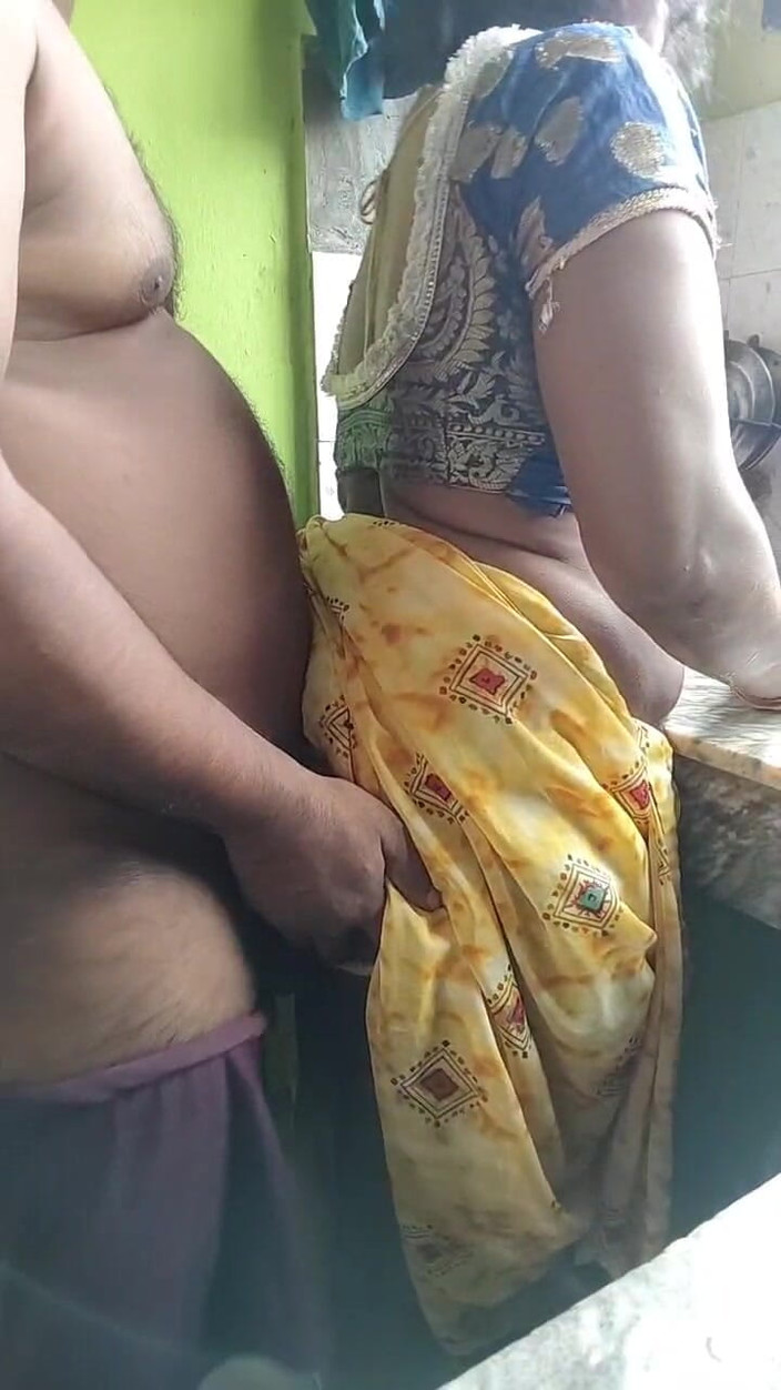 FULLMJEDETI: Otřený zadek Deshi Bhabhi Bartan byl čas