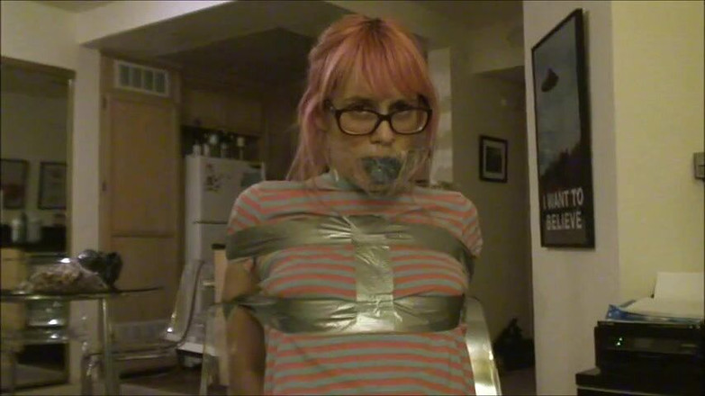 Selfgags classic: Amordazando a mi malcriada hermanastra de nuevo!