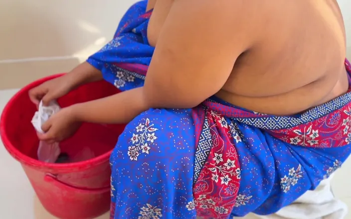Aria Mia: Tamil Aunty Without Blouse with Big Ass, When Washing Blouse...