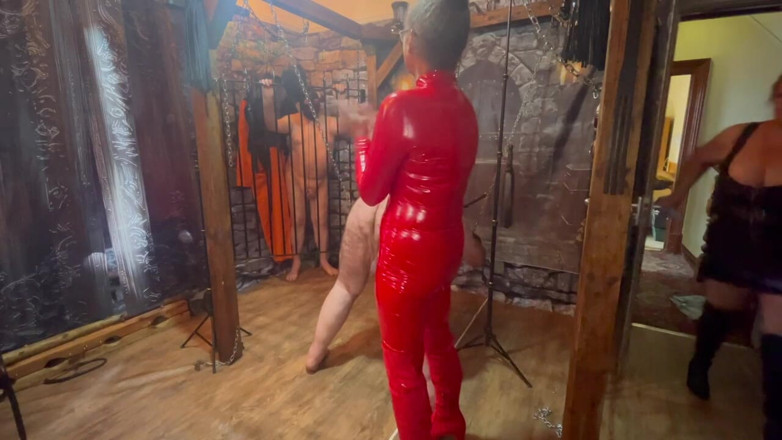 Lanista_Bear: Частина 1:- бу-бу поголюється і принижується!