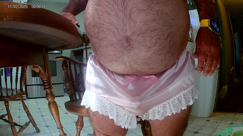 Mark Fletcher: Celana dalam satin satin basah berlumuran sperma