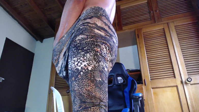 Tommhot: Chlapec masturbuje v oblečení své nevlastní sestry