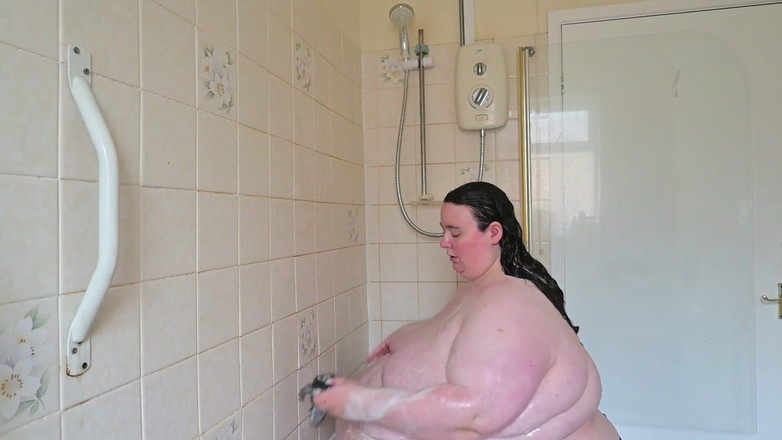 SSBBWLadyBrads: Doccia dea rivelazione del capezzolo