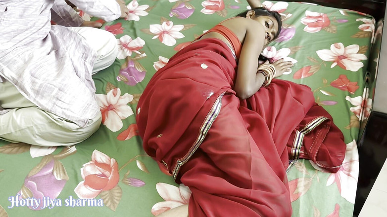 Desi Club House: Дезі дружина ділиться з девером брудним сексом!