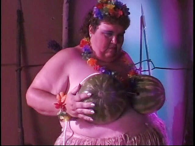 Give me BBW: Enorme troia dalla pelle lattea si fa sditalinare la figa...