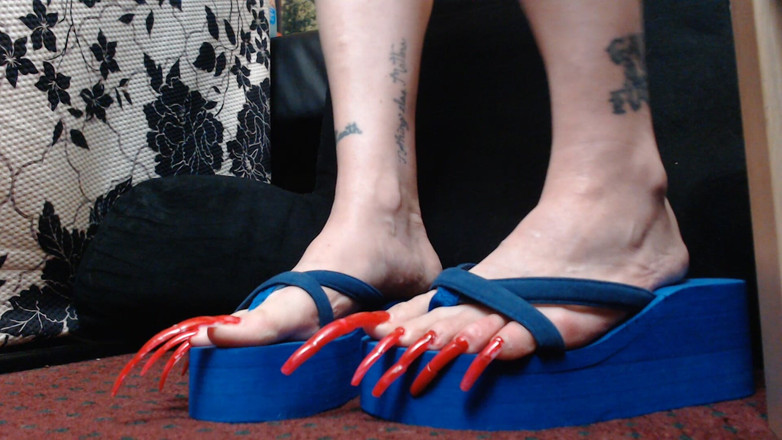 Abby Anna: 極端に長い赤い足の爪