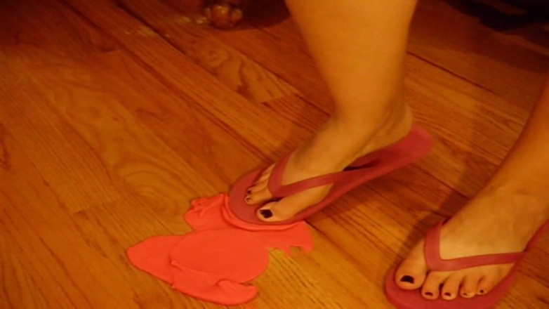 Sexy Amateurz: Playdough crushing