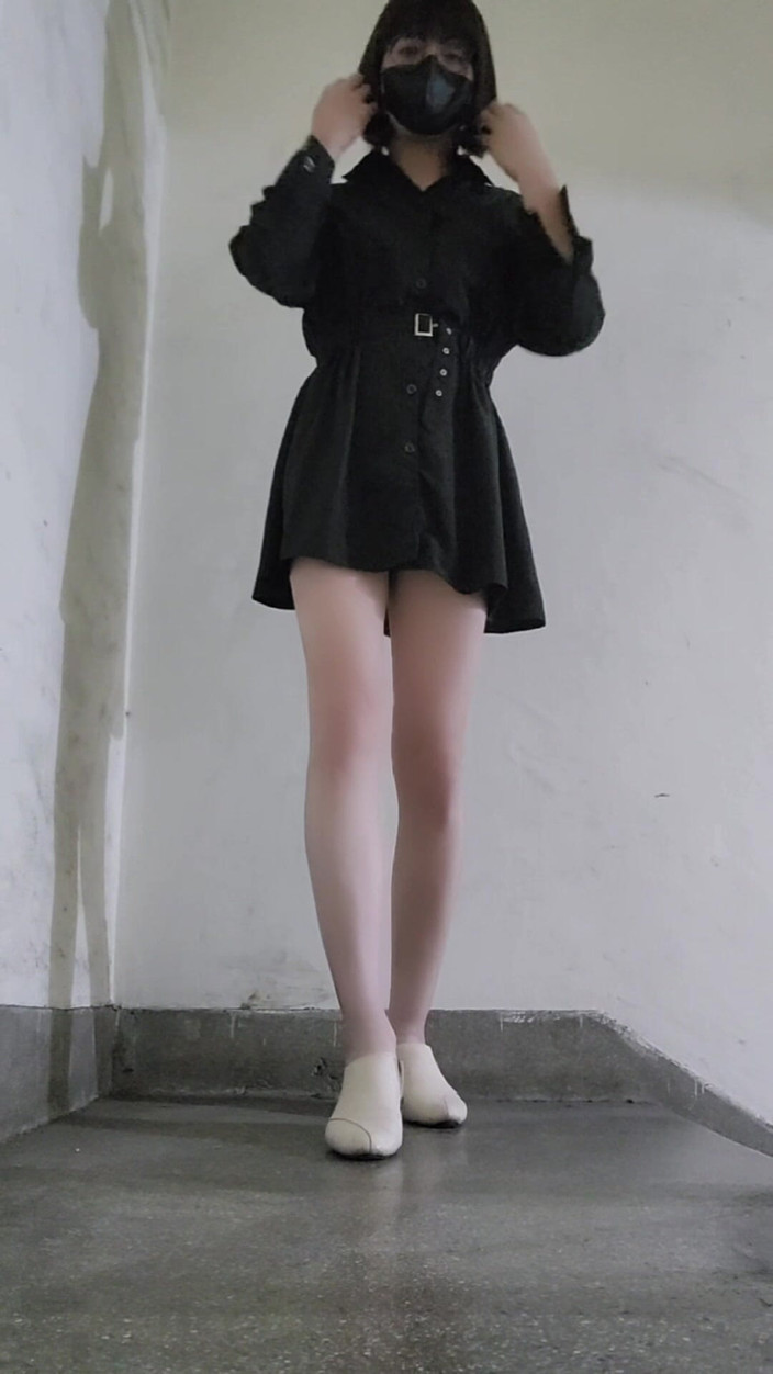 Taiwancdgirl: 내 팬티를 밖에서 보여줘. 누군가가 아래층에서 본 것 같습니다.