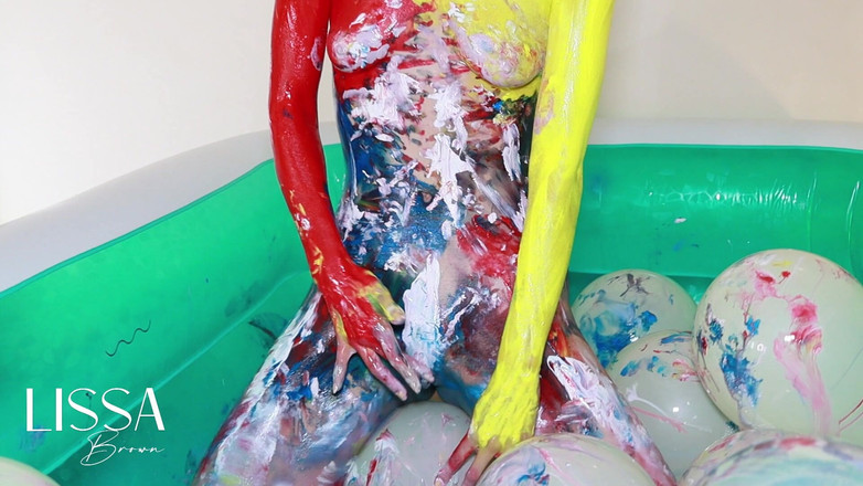 Lissa Brown: Rörig och våt kroppsfärg