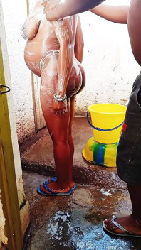 Draußen, meine schwangere freundin baden in schmutziger umgebung