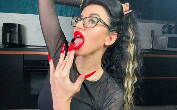 Julia domaina: Diosa de uñas largas rojas con cabello largo, morena