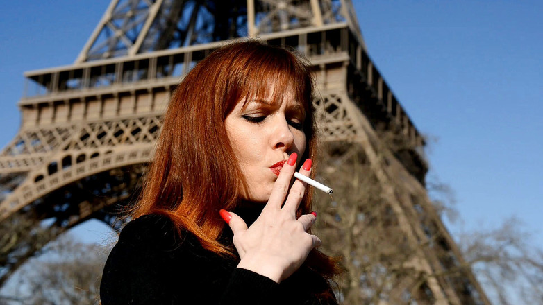 Pink Kitty: Natasha genießt eine zigarre am Eiffelturm