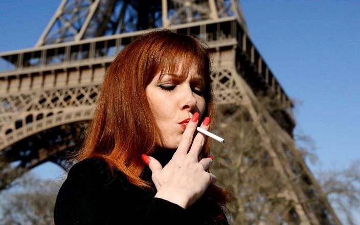Pink Kitty: Natasha avnjuter en cigaret i Eiffeltornet