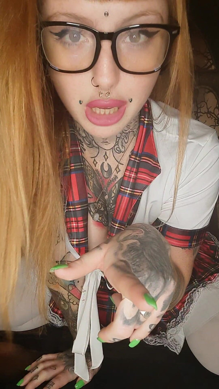 Yourfavecumslut: Giantess najde bývalého přítele Shrunk a Perving