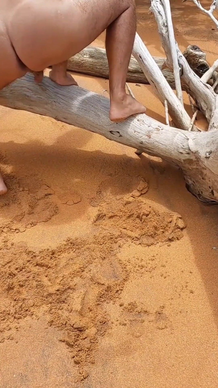 Ladysilvas: Ladysilva își expune curul bronzat cu o linie de bronzare foarte...