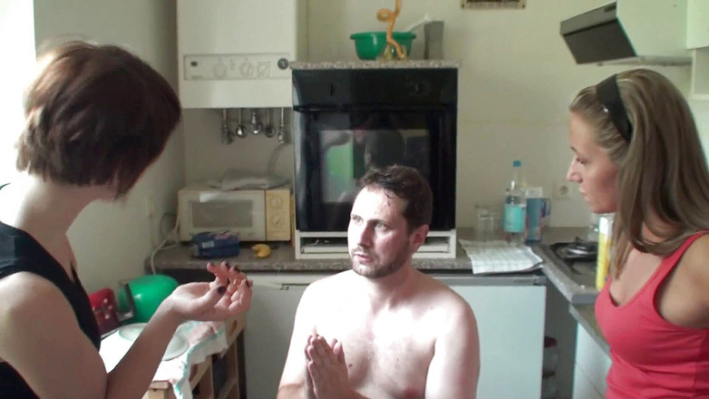 Femdom Austria: Sigara içiyorlar, yüzüne tükürüyorlar ve adam küllerine hoş geldin diyor