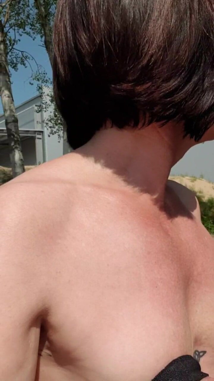 JulieEroticDress: Nude Run with Outdoor Squirt