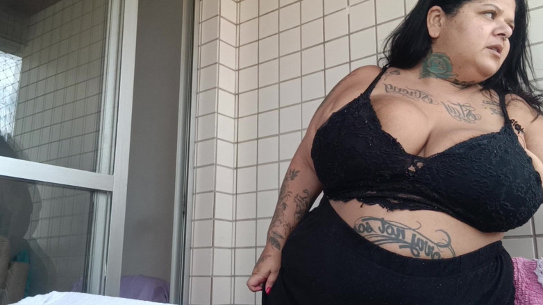 Mary Jhuana: 胖美女在她的阳台上吸烟